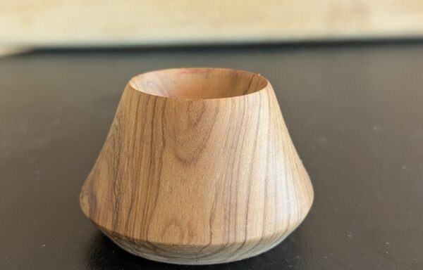 Elegant egg cup
